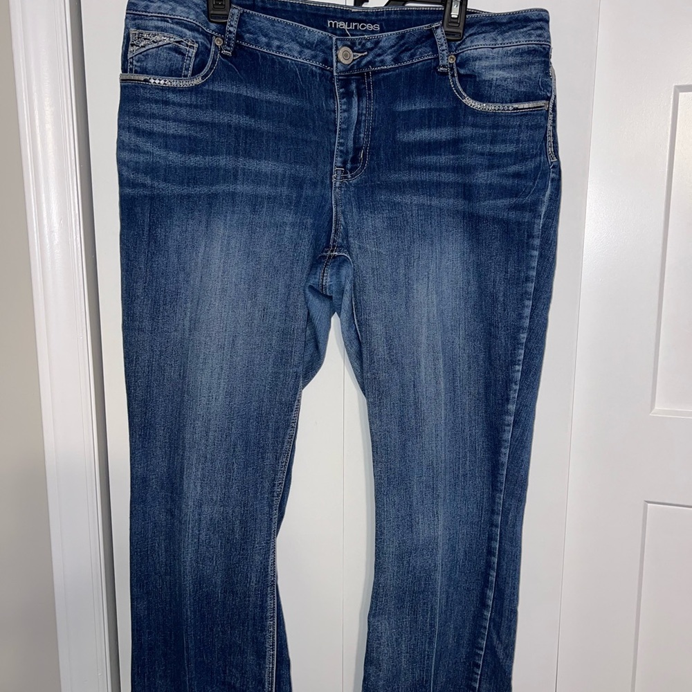Classic Blue Straight Leg Jeans with Timeless Appeal